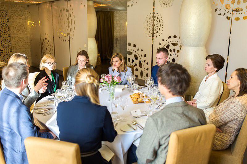 Три мами і шість діточок: Олена Зеленська поділилася новими фото