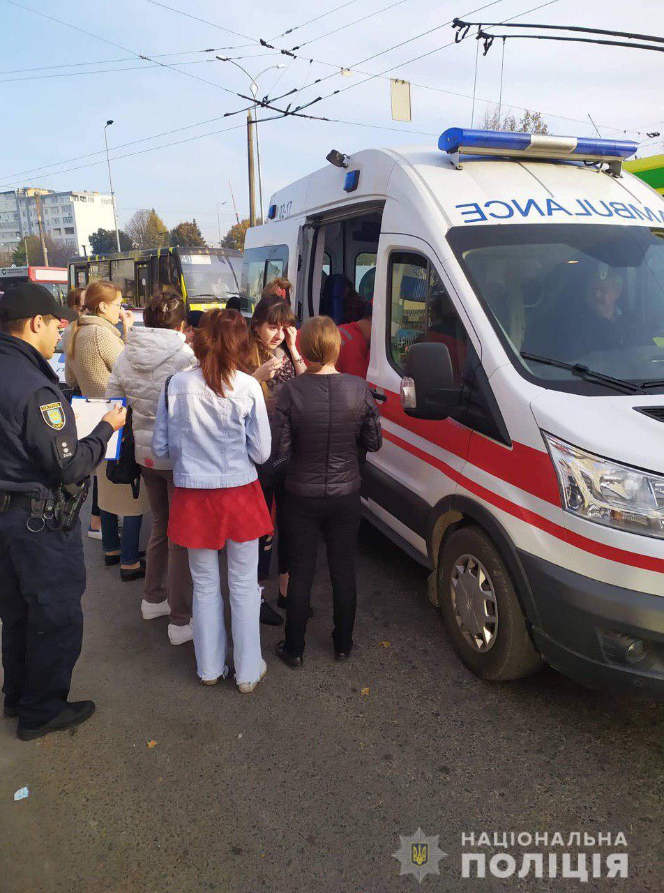 У Львові на зупинці зіткнулися маршрутки, є постраждалі
