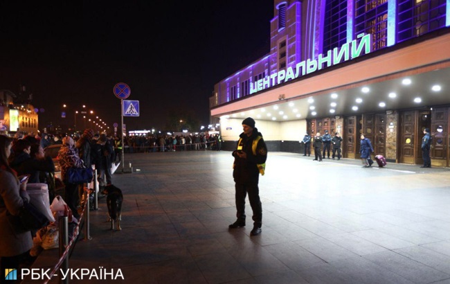 Появились фото с заминированного ж/д вокзала в Киеве