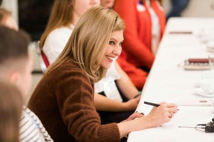В широких брюках и джемпере: Елена Зеленская показала стильный образ на каждый день