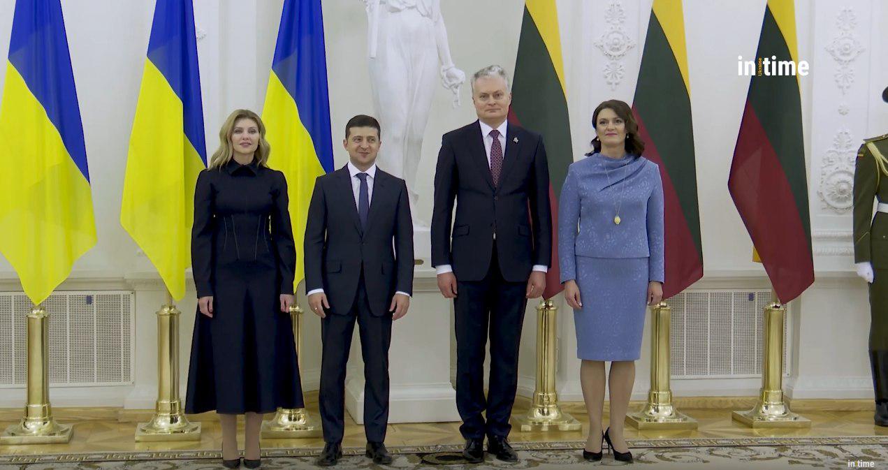 Сама сдержанность: Елена Зеленская выбрала оригинальное платье-корсет для церемонии встречи в Литве