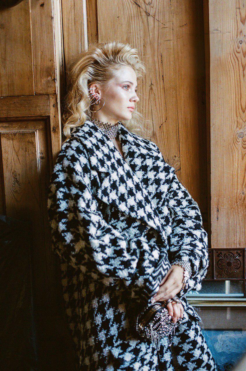 Юная звезда "Ведьмака" Фрейя Аллан показала точеную фигуру в стильных нарядах