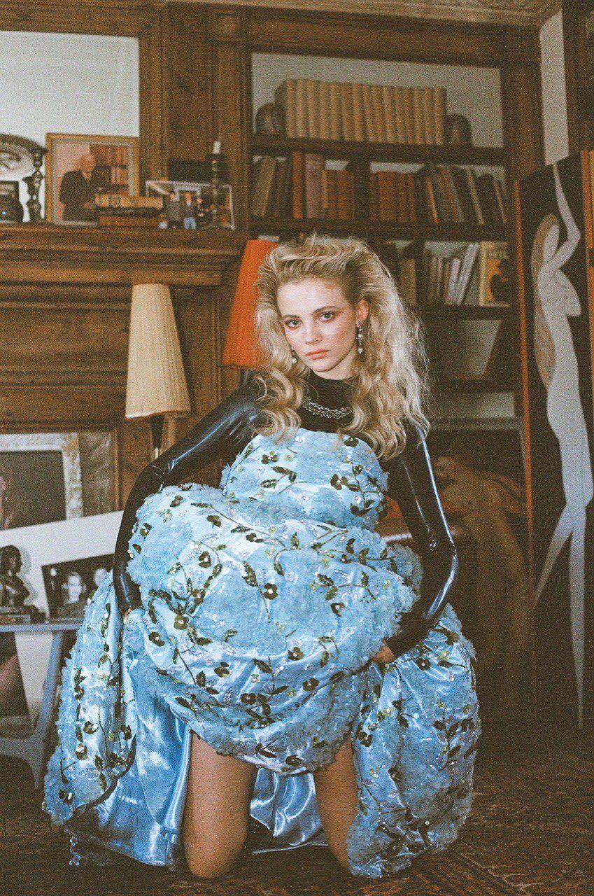 Юная звезда "Ведьмака" Фрейя Аллан показала точеную фигуру в стильных нарядах