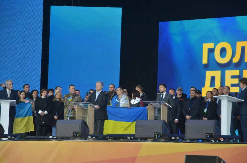 Неспортивный разговор: как прошли дебаты Зеленского и Порошенко на "Олимпийском"