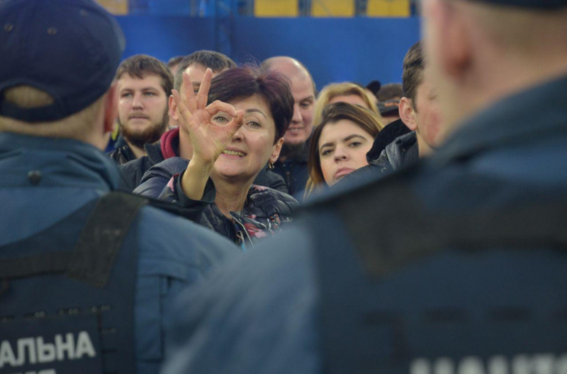 Неспортивный разговор: как прошли дебаты Зеленского и Порошенко на "Олимпийском"