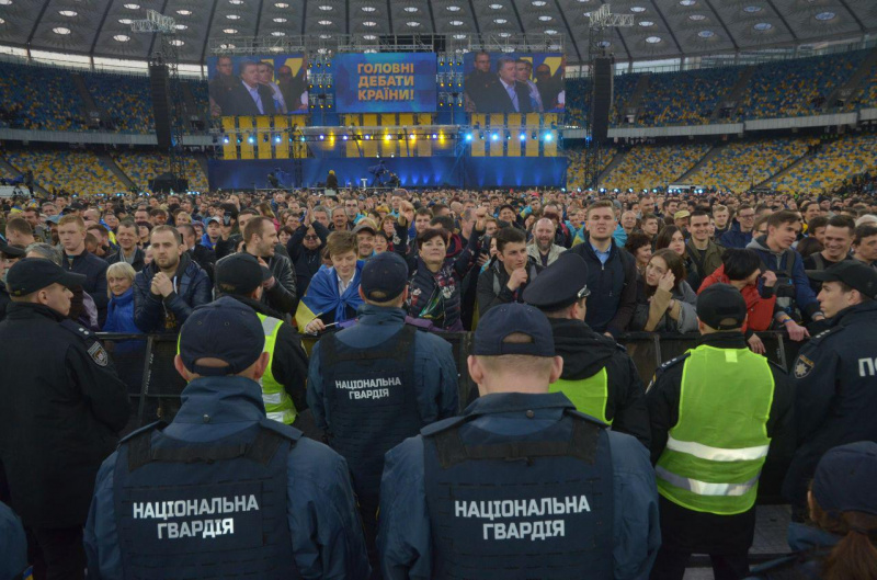 Неспортивный разговор: как прошли дебаты Зеленского и Порошенко на "Олимпийском"