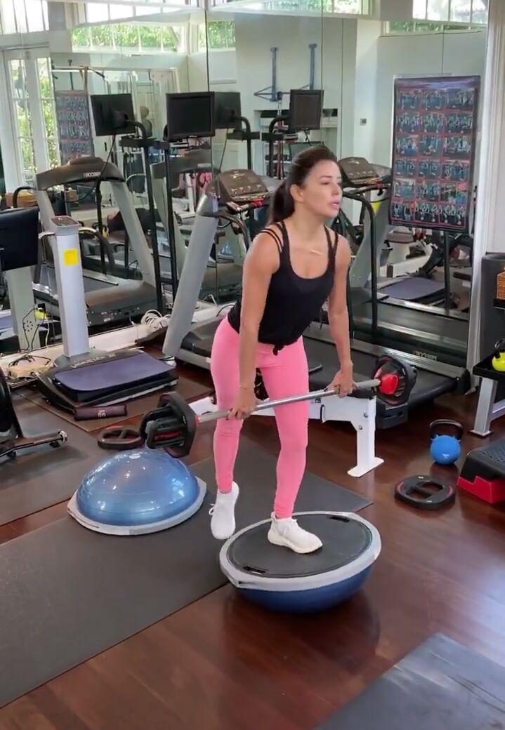 В блестящих брюках и на шпильках: Ева Лонгория похвасталась стройной фигурой в стильном наряде