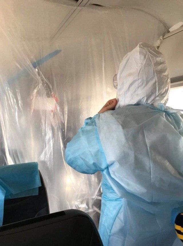Всі в масках і спокійні: відео з салону літака з Уханя