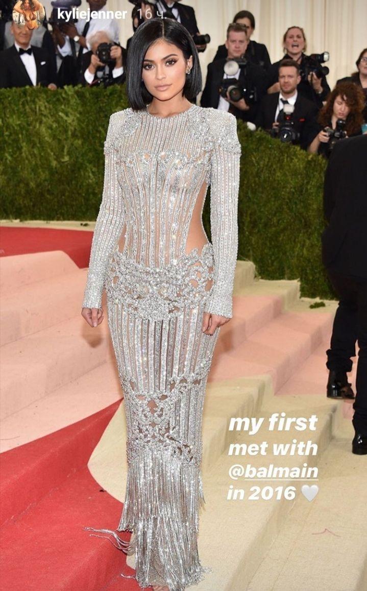 Соблазнительная теннисистка: Кайли Дженнер восхитила безупречной фигурой в спортивном образе