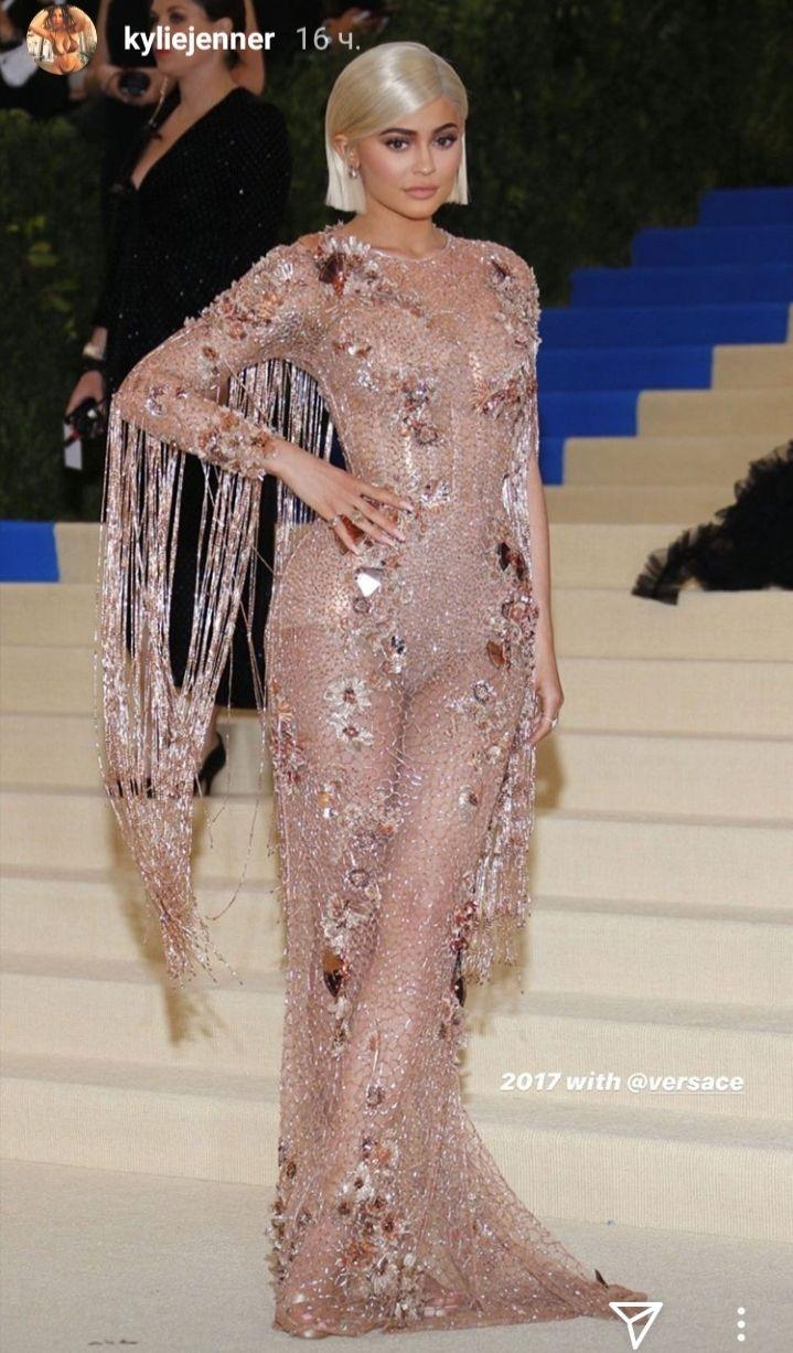 Соблазнительная теннисистка: Кайли Дженнер восхитила безупречной фигурой в спортивном образе