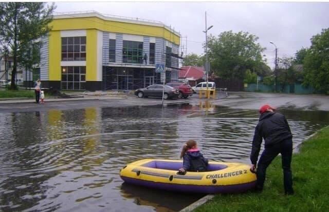 Киев в свой день ушел под воду: в сети показали видео и мемы о "праздничном" потопе