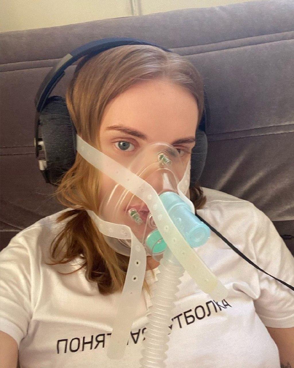 Под капельницей и в кислородной маске: Слава из НеАнгелов попала в больницу (фото)