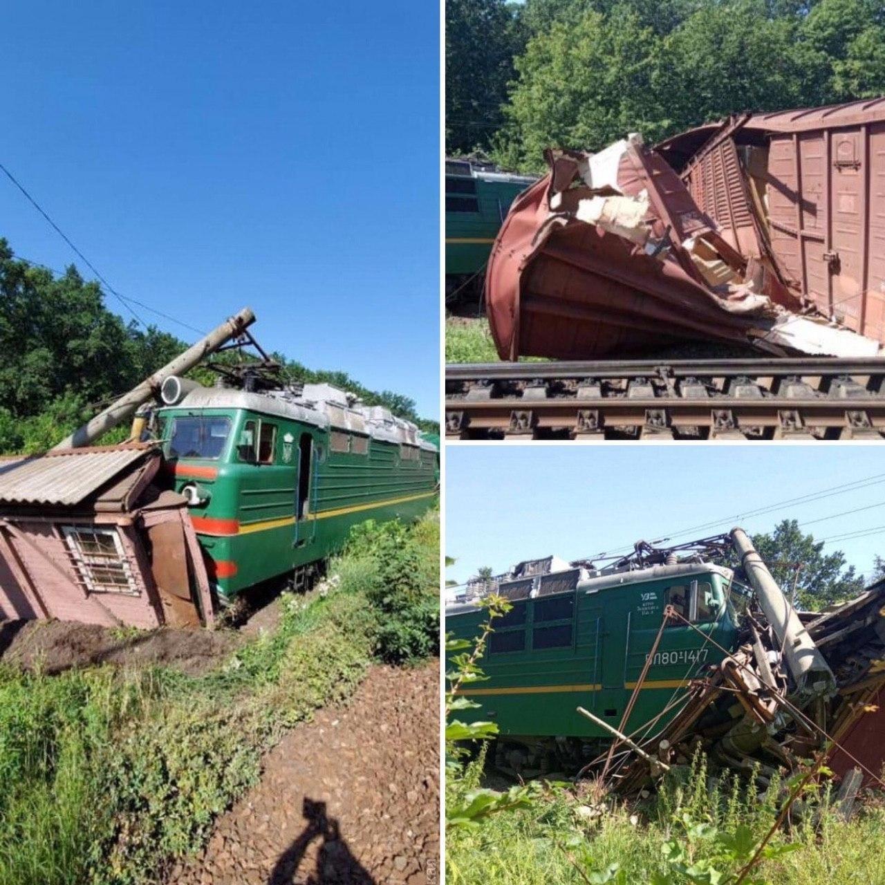 Под Кропивницким поезд сошел с рельсов: врезался в будку и повалил столб