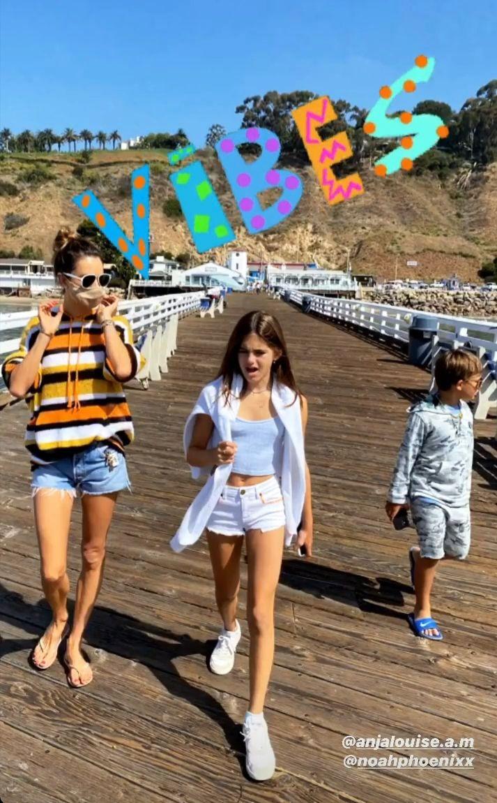 Гаряча матуся: Алессандра Амбросіо похвалилася ідеальною фігурою в мікрошортах