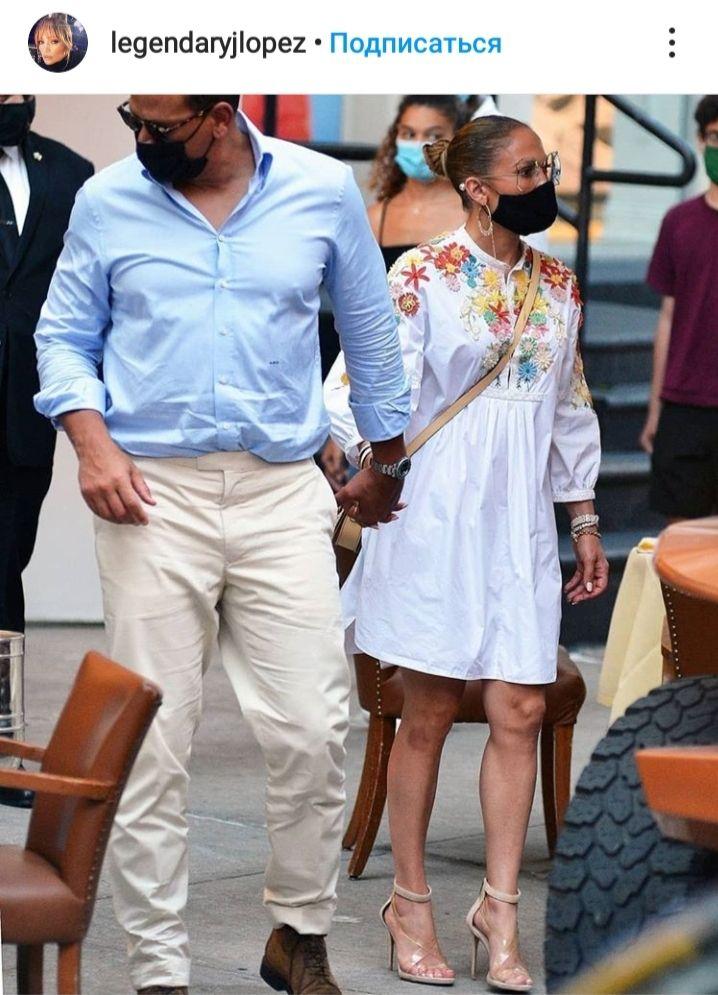 В белом мини и на каблуках: 51-летняя Дженнифер Лопес восхитила стройной фигурой