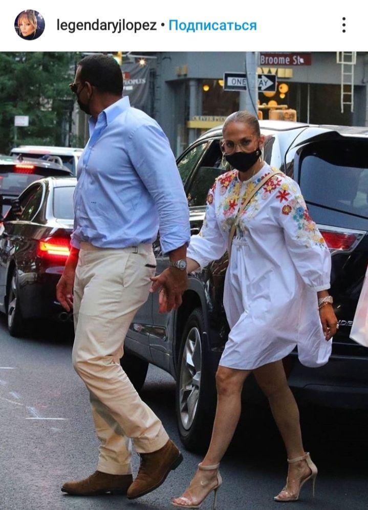 В белом мини и на каблуках: 51-летняя Дженнифер Лопес восхитила стройной фигурой