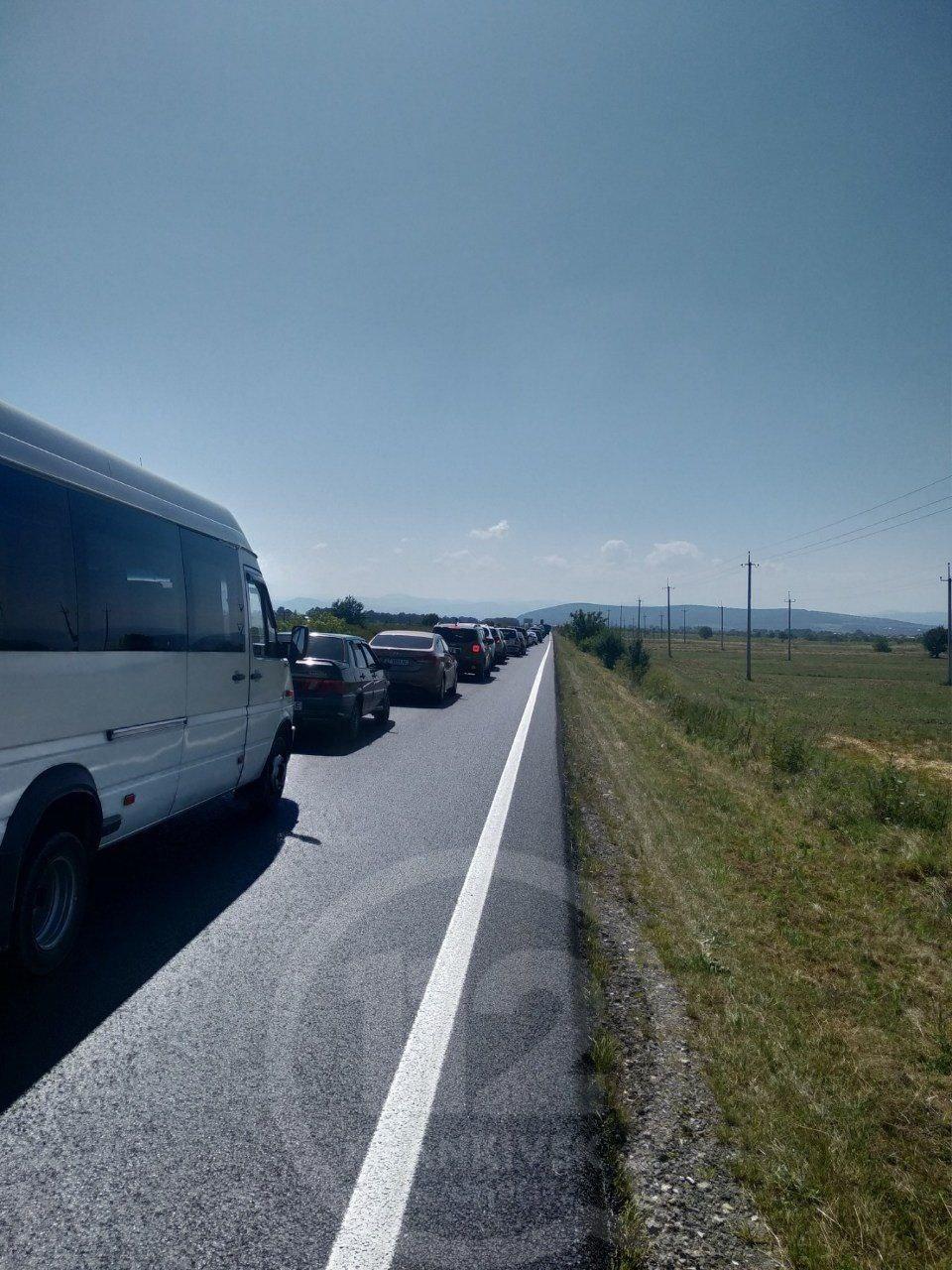 Туристам тяжело добраться до Буковеля: на въезде в Яремче километровые пробки