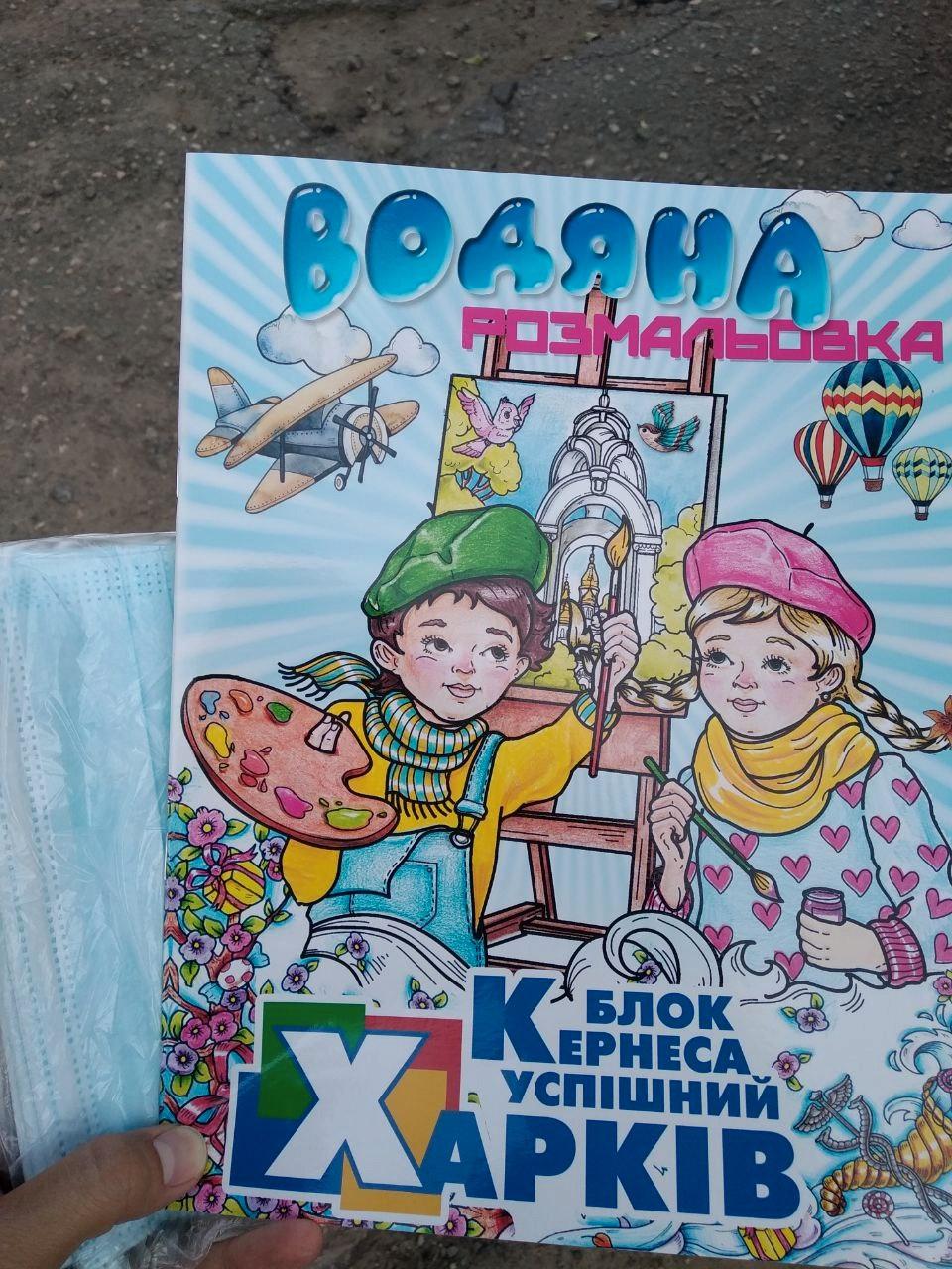 1 сентября первоклашек задарили агитационной продукцией: украинцы в ярости