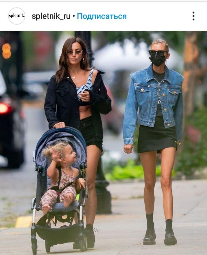 Дерзкая мамочка: Ирина Шейк в мини-шортах и кроп-топе отправилась на прогулку с дочерью