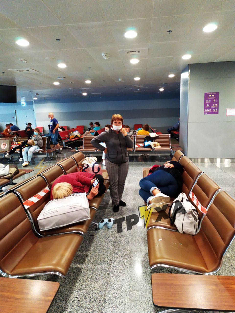 Без їжі і води: в "Борисполі" покинули українців, які летіли з Туреччини в Харків