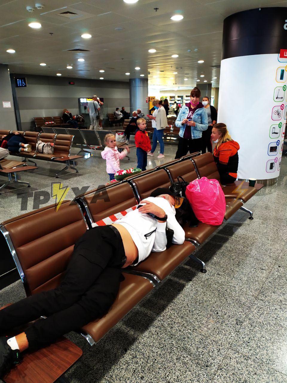 Без їжі і води: в "Борисполі" покинули українців, які летіли з Туреччини в Харків