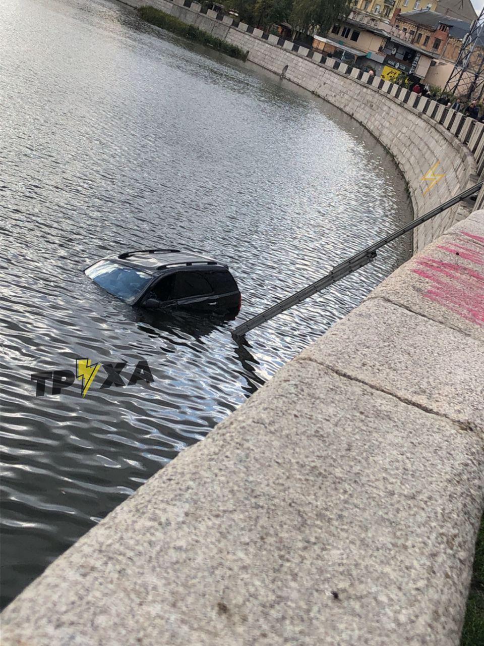Один вопрос: как? В Харькове иномарка загадочно попала в реку (видео, фото)