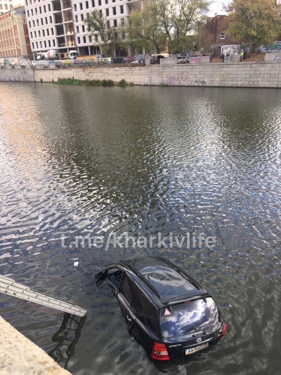 Один вопрос: как? В Харькове иномарка загадочно попала в реку (видео, фото)