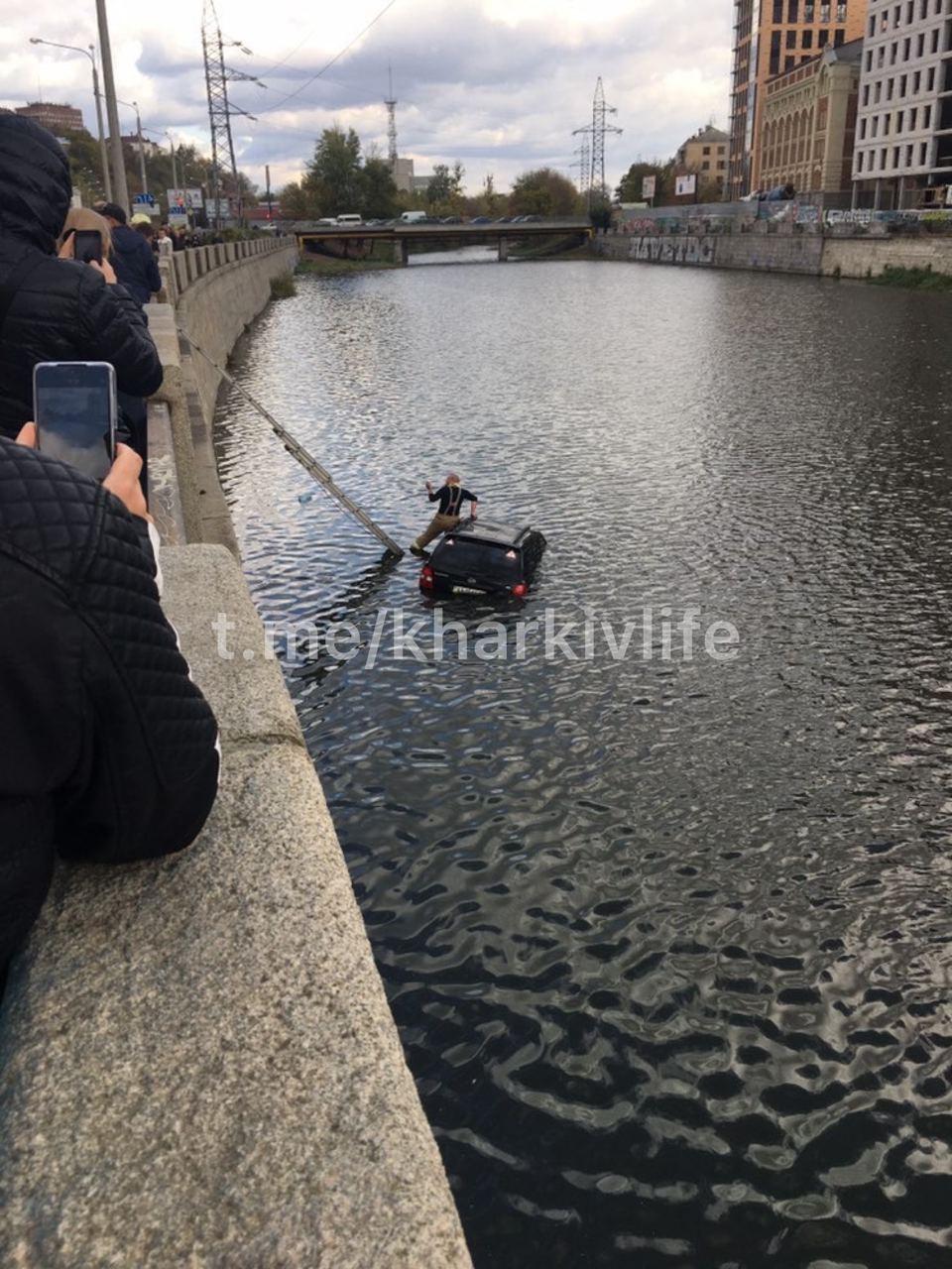 Один вопрос: как? В Харькове иномарка загадочно попала в реку (видео, фото)