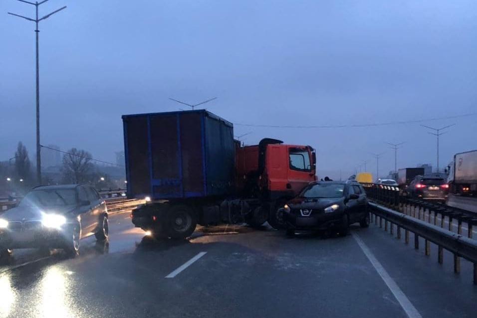 Затори та аварії: наслідки ожеледиці в Києві