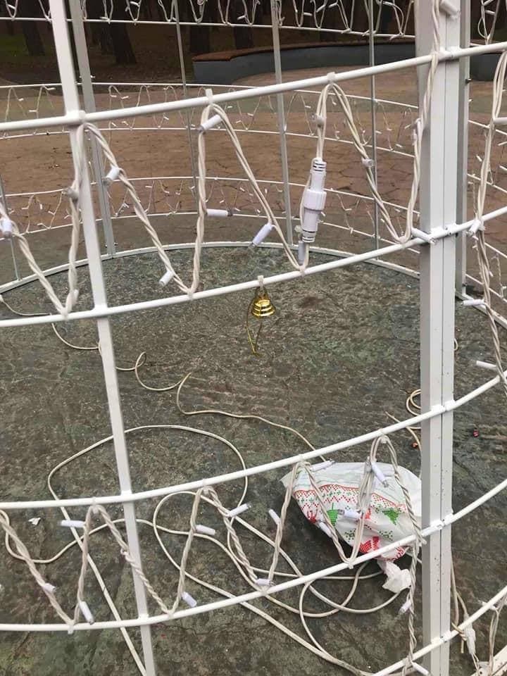 В киевских парках промышляют вандалы, которые разрушают новогодние елки (фото)