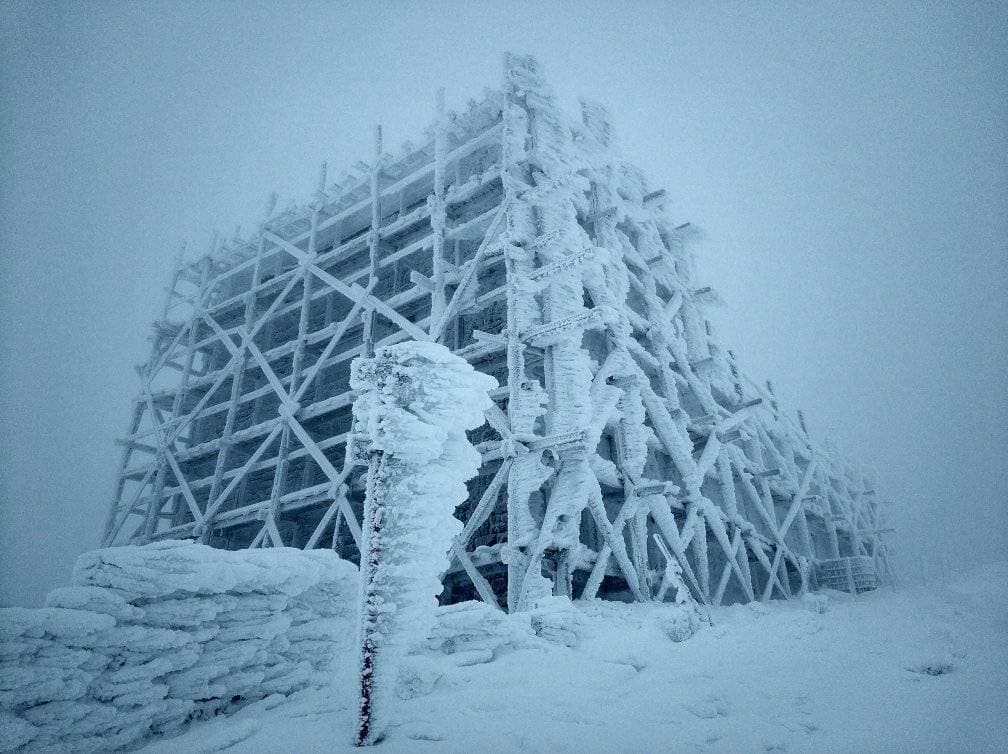 У Карпатах вдарив лютий мороз і захурделило: фото зимової казки