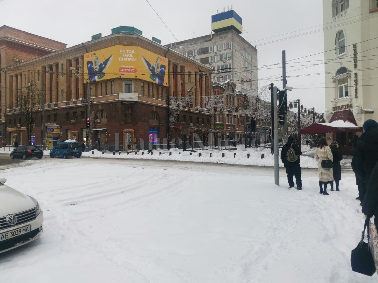 У Дніпро на Старий Новий рік прийшла справжня зима: снігові бархани і "пастки" на дорогах (відео та фото)