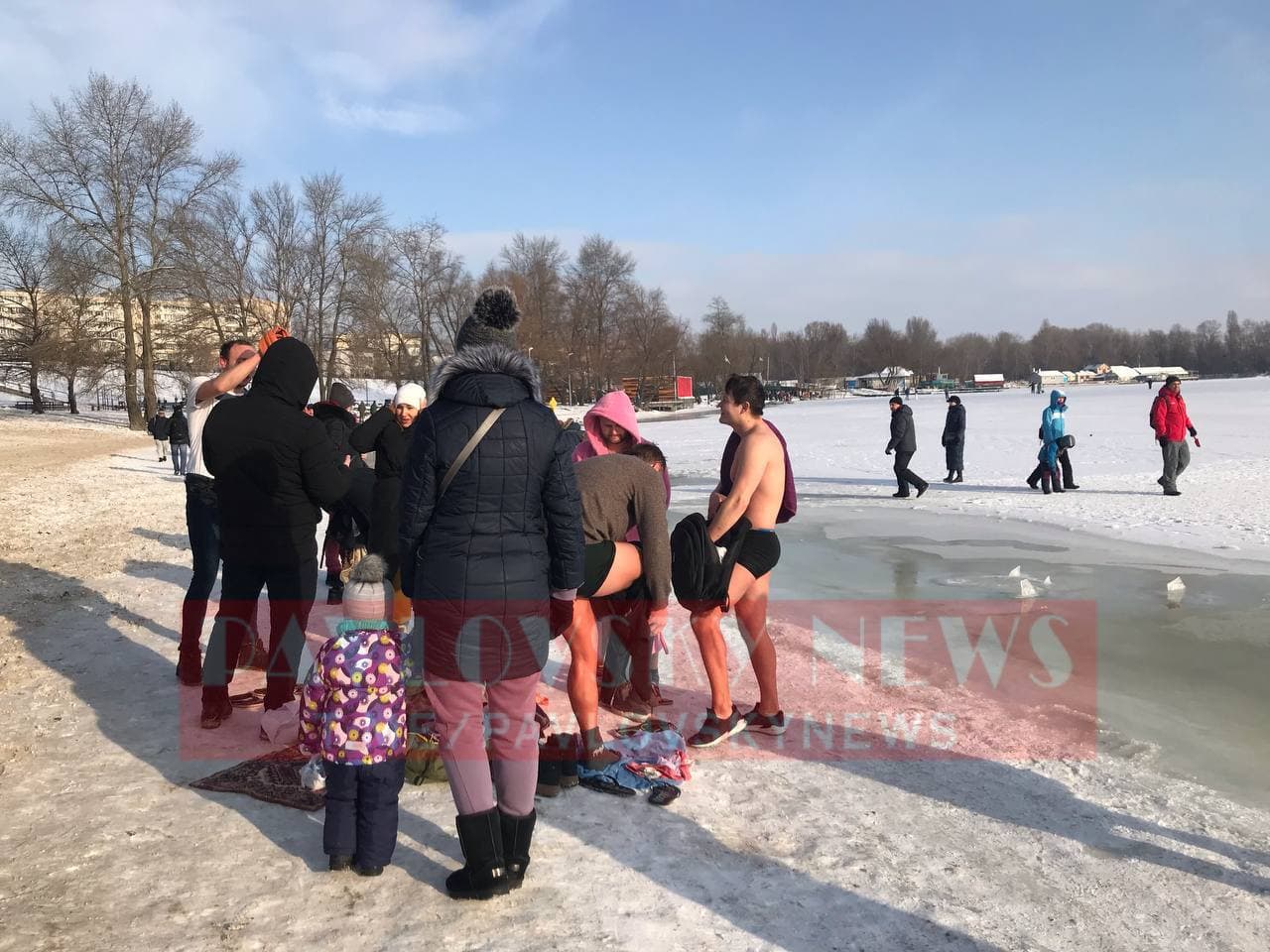 -20 не помеха: как в Киеве на Крещение люди окунаются в ледяную воду (фото)