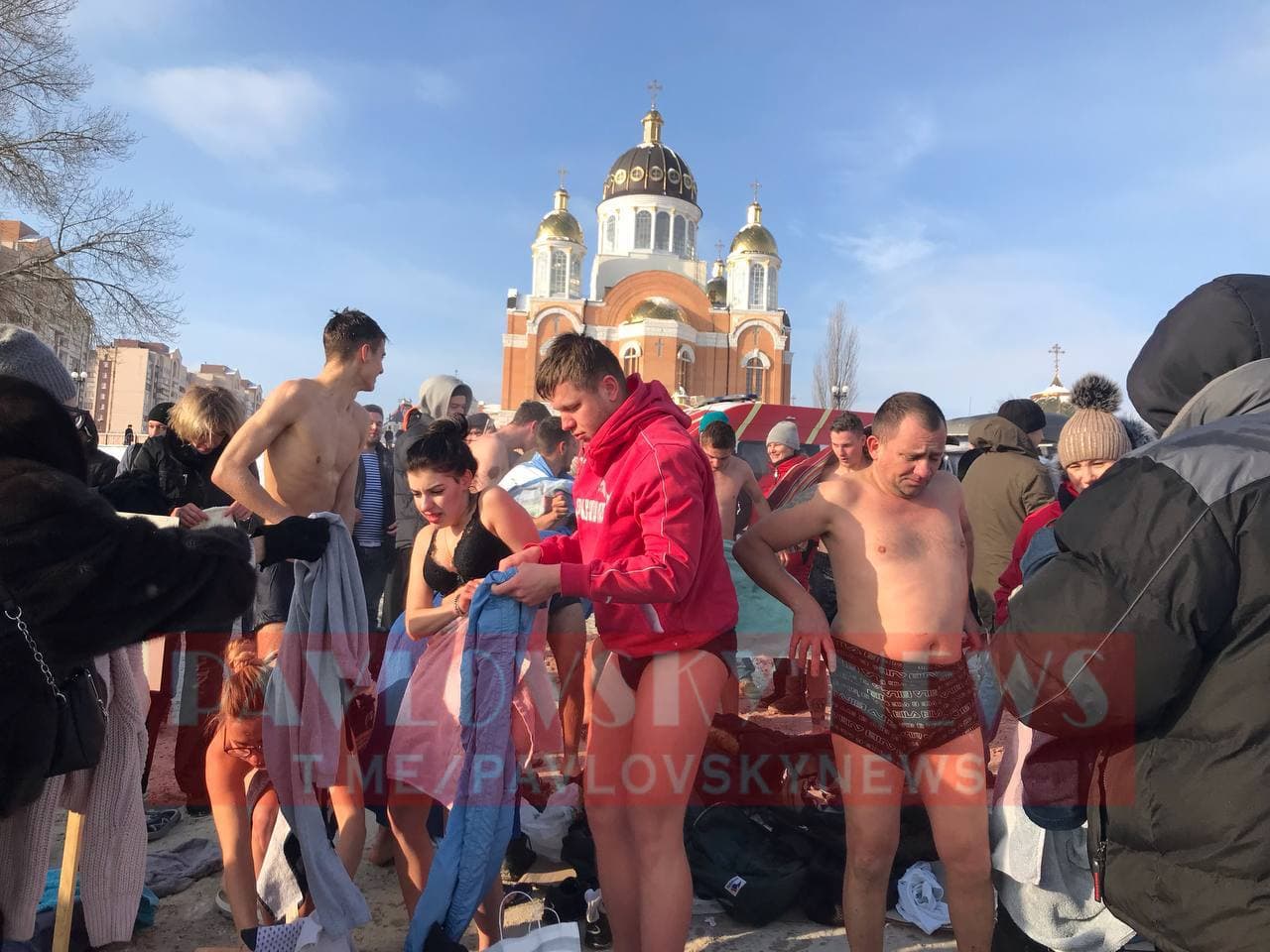 -20 не помеха: как в Киеве на Крещение люди окунаются в ледяную воду (фото)