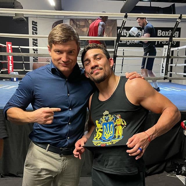 Теофимо Лопес надел футолку с Тризубом и обратился к фанам: Слава Украине! (видео)