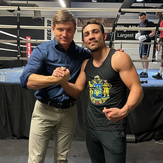 Теофимо Лопес надел футолку с Тризубом и обратился к фанам: Слава Украине! (видео)