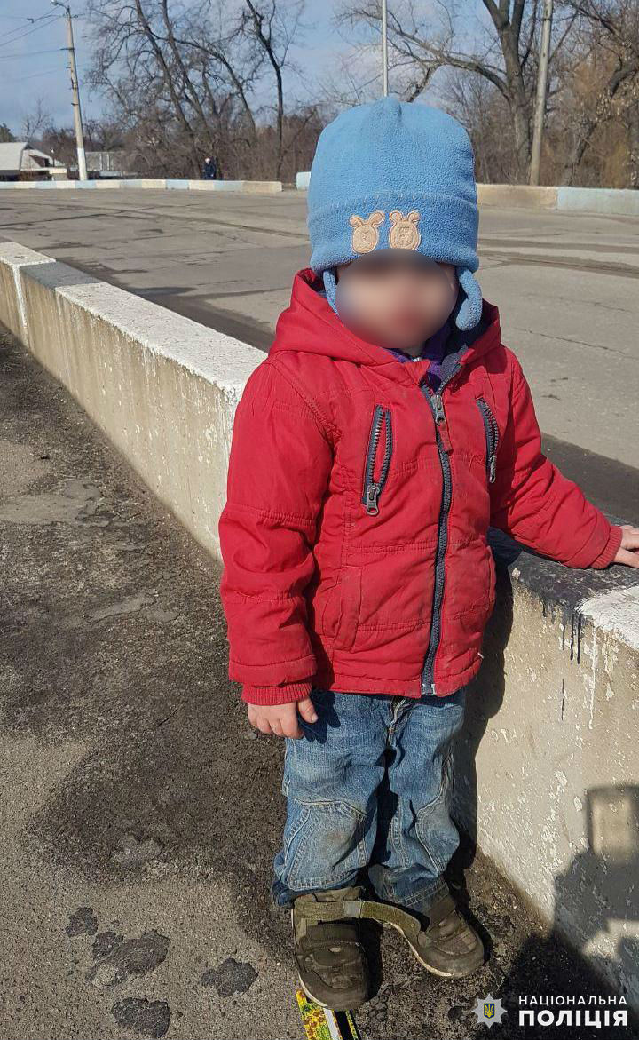 Под Краматорском маленький мальчик полз вдоль трамвайных путей на мосту