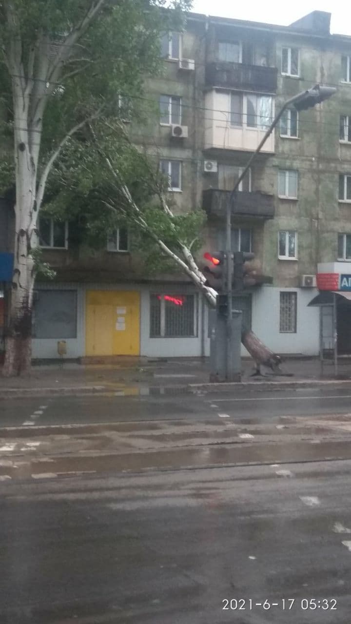 Град с пельмени, вырванные деревья и "световое шоу": видео и фото жуткой непогоды в Мариуполе