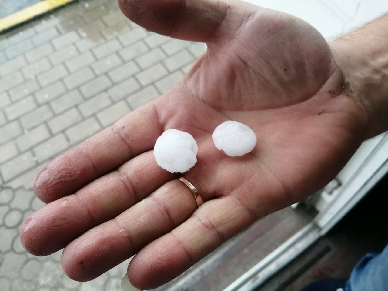 В Днепре выпал огромный град размером с перепелиное яйцо (видео)