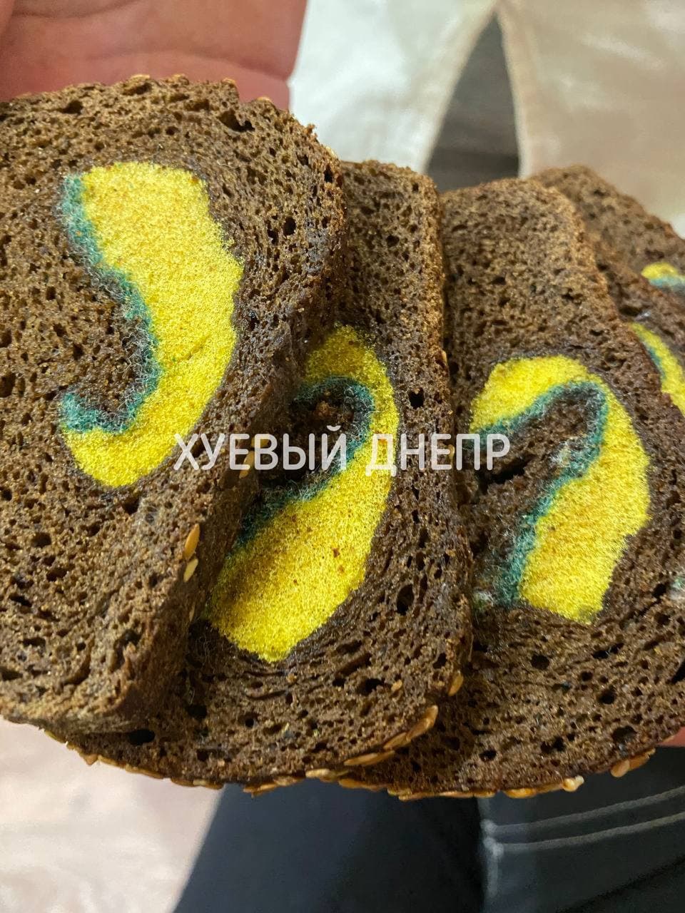 В Днепре мужчина купил хлеб с мочалкой внутри: фото "сюрприза"