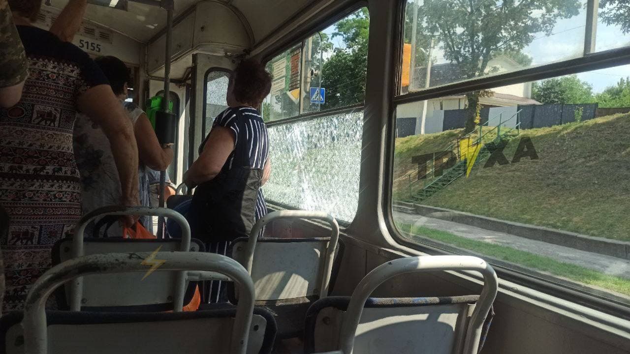 В Харькове неизвестные обстреляли трамвай, в котором находились пассажиры (фото)