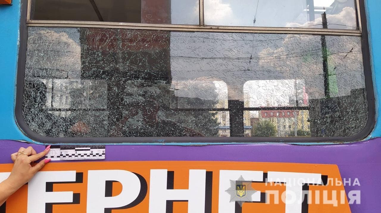 В Харькове неизвестные обстреляли трамвай, в котором находились пассажиры (фото)