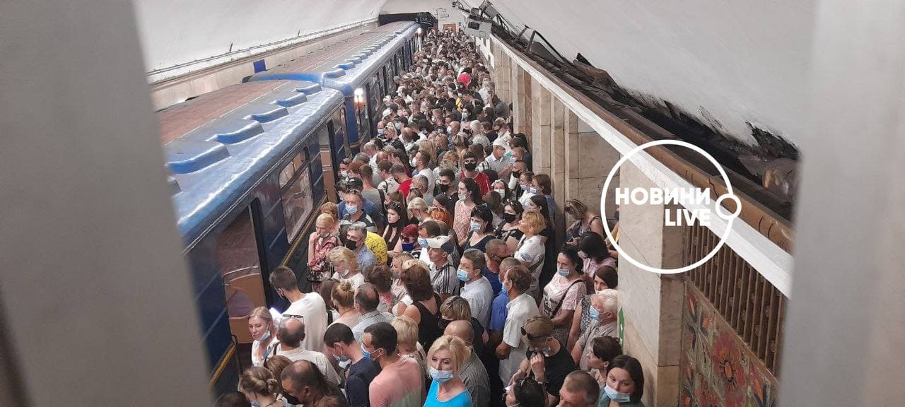 НП в метро Києва: поїзди зупинились, на станціях тиснява (фото)
