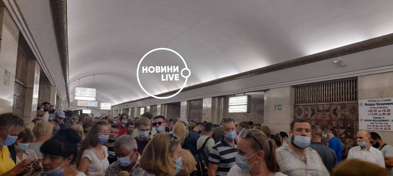 НП в метро Києва: поїзди зупинились, на станціях тиснява (фото)