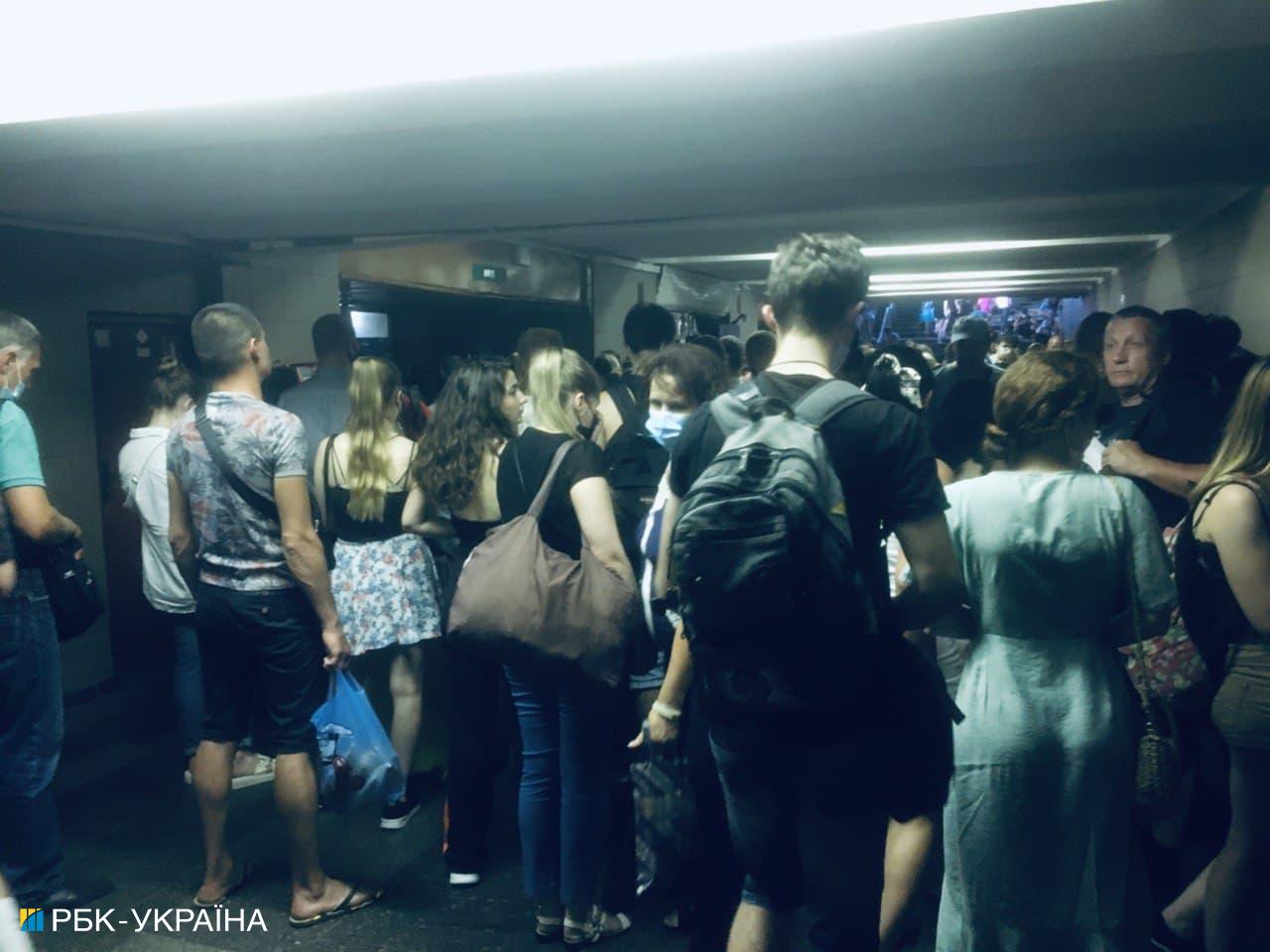 НП в метро Києва: поїзди зупинились, на станціях тиснява (фото)
