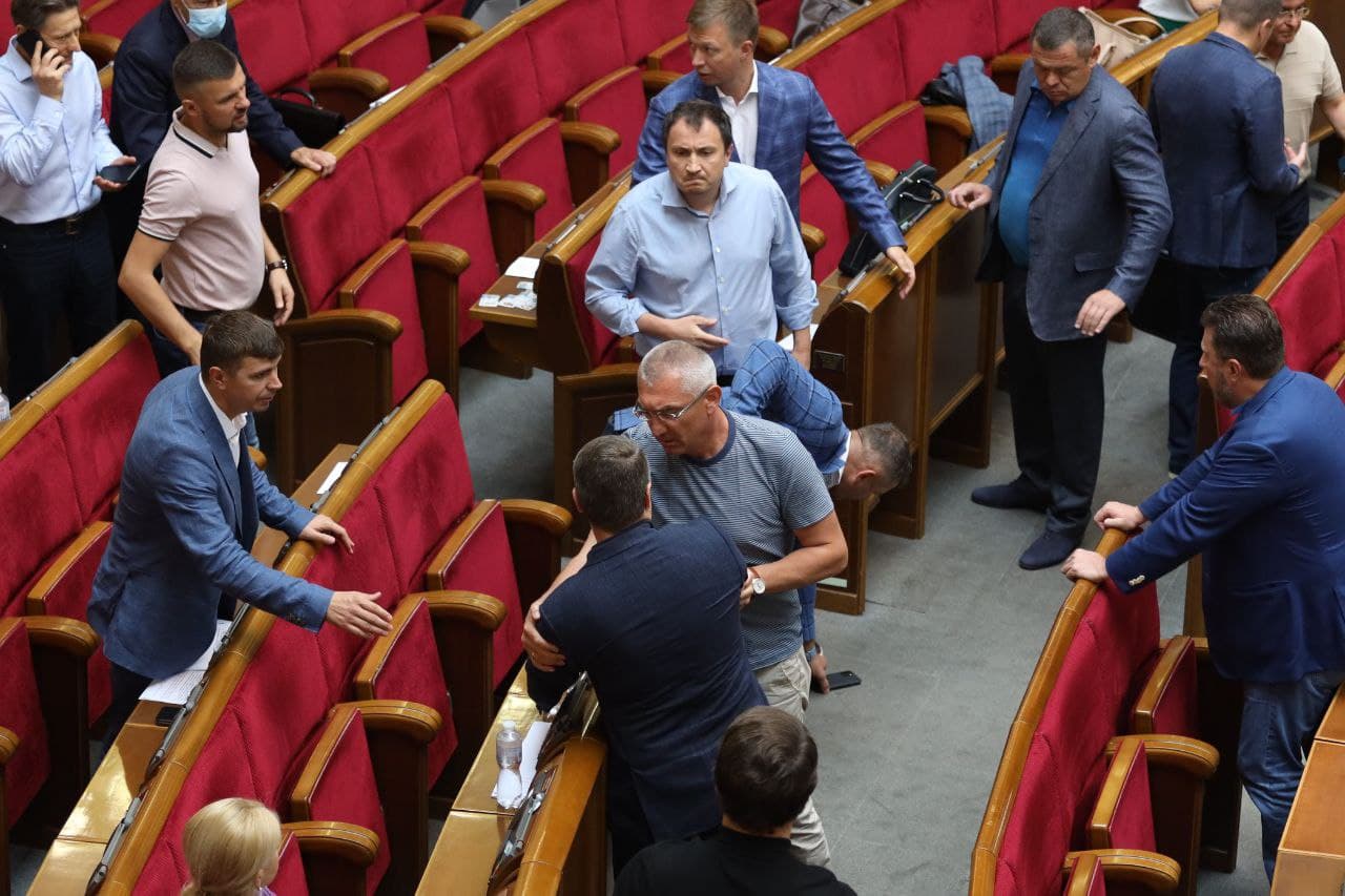 В Раде снова произошла драка: кого ударили на этот раз (фото)