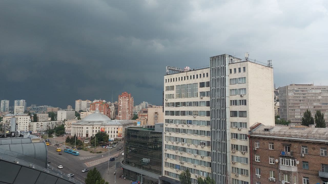 Киев накрыла страшная гроза, город "погрузился во тьму": фото и видео