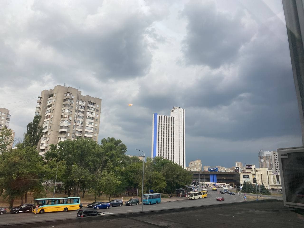 Киев накрыла страшная гроза, город "погрузился во тьму": фото и видео