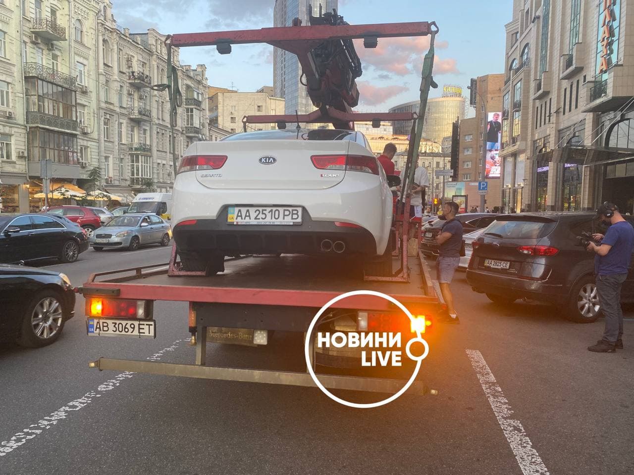 Известный блогер устроил "цирк" в центре Киева из-за нарушения ПДД (видео)