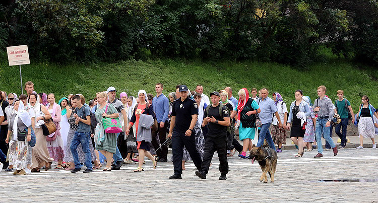 Крестный ход в Киеве: взрывотехники и кинологи проверили маршрут паломников